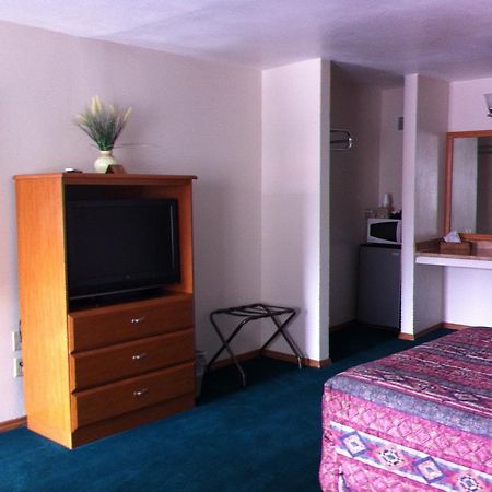 Legacy Inn Price Bagian luar foto